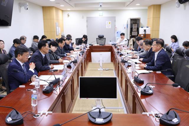 1일 국회에서 더불어민주당과 한화오션 경영진이 하청업체 근로자를 상대로 한 손해배상소송 문제해결을 위해 협의를 하고 있다. 사진제공=김주영 민주당 의원실.