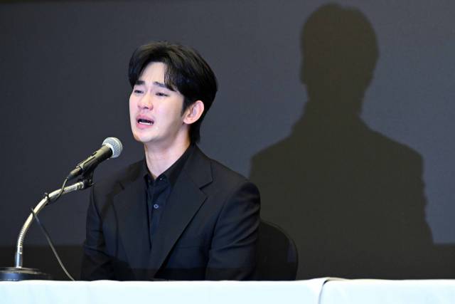 배우 김수현이 31일 서울 마포구 스탠포드호텔에서 기자회견을 열고, 배우 고(故) 김새론과의 교제설과 관련해 입장을 발표하고 있다. 조태형 기자