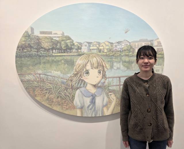 두 번째 개인전을 위해 한국을 찾은 에미 쿠라야가 자신의 작품 ‘잠자리와 원형 연못(Dragonflies and a Circular Pond)’ 앞에서 포즈를 취하고 있다. 김경미기자