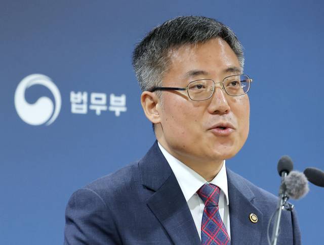 김석우 법무부 장관 직무대행이 2일 정부과천청사 법무부에서 광역지방자치단체별 수요를 반영한 ‘광역형 비자’ 시범사업과 첨단산업 인재 유치를 위한 ‘톱티어 비자’ 제도 시행 관련 브리핑을 하고 있다. 연합뉴스