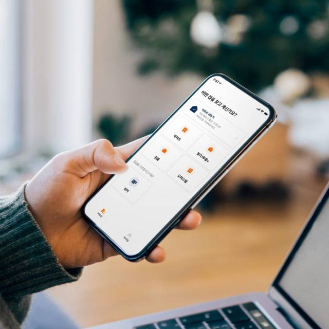 한 사용자가 직방 앱을 구동하고 있다. 사진 제공=직방