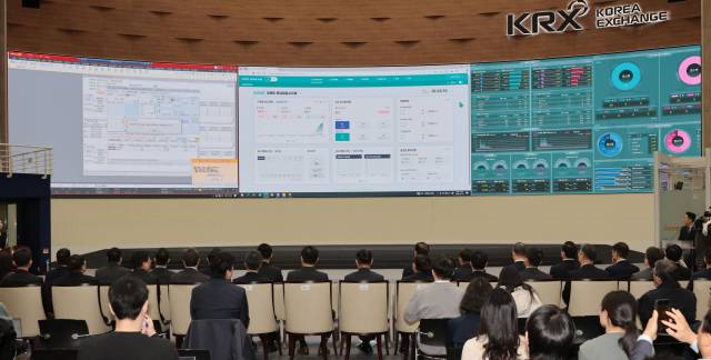 19일 서울 영등포구 여의도 한국거래소에서 열린 공매도 전산 시스템 구축 시연회에서 NSDS감리1팀 및 KB증권 관계자들이 모의 데이터를 이용한 불법 공매도 적출을 시연하고 있다. 연합뉴스