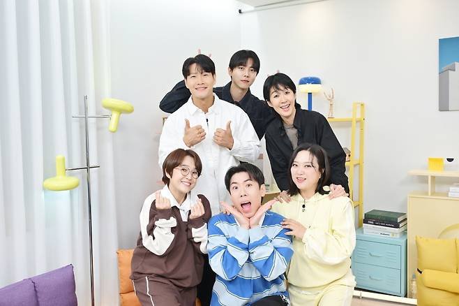 KBS2 예능 ‘옥탑방의 문제아들’ 새 MC 김종국(왼쪽 위부터 시계방향), 주우재, 홍진경, 김숙, 양세찬, 송은이가 2일 오전 온라인 생중계 형식으로 열린 제작발표회에 참석해 포즈를 취하고 있다. 사진 KBS