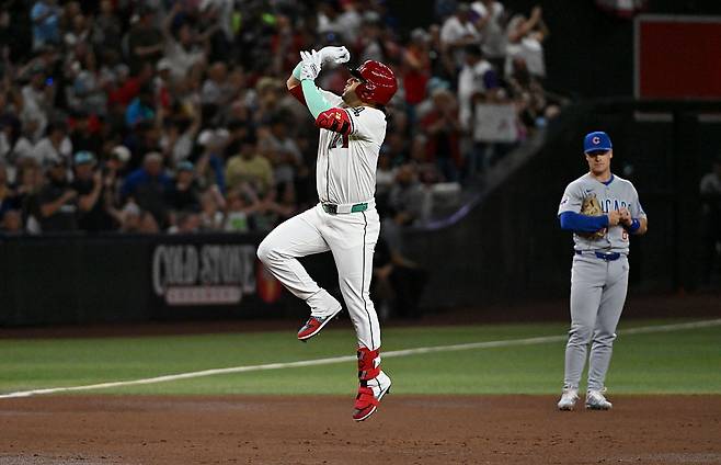 애리조나 에우헤니오 수아레스가 지난달 29일 시카고 컵스전에서 홈런을 날린 뒤 베이스를 돌며 세리머니하고 있다. Getty Images코리아