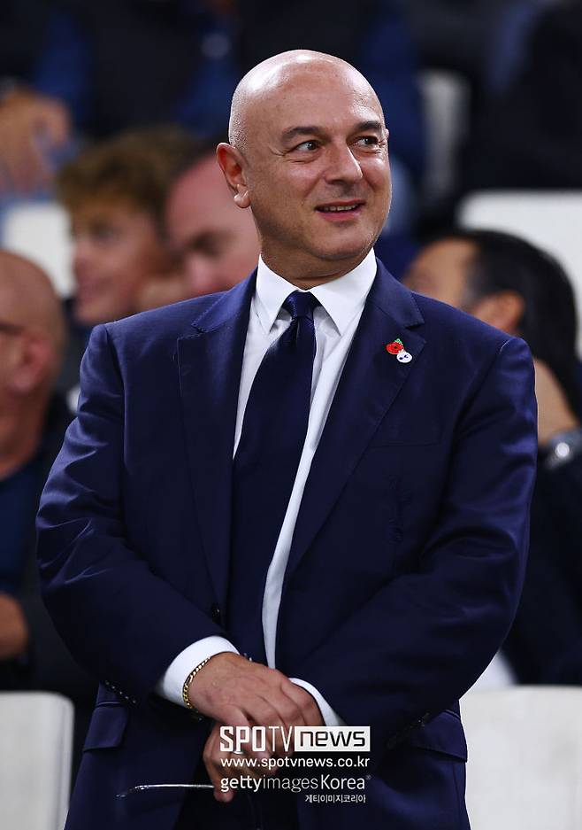 ▲ 다니엘 레비 회장은 \'짠돌이\'라는 수식어에서 알 수 있듯, 선수단 연봉 체계가 나노미터급으로 세부적이다. 성적 대신 돈을 택했다는 지적에도 신경 쓰지 않는다. 주장 손흥민은 사과하기 바쁘다. 결국 부주장 크리스티안 로메로가 레비 회장을 향해 경고 메시지를 날린 것으로 보인다.