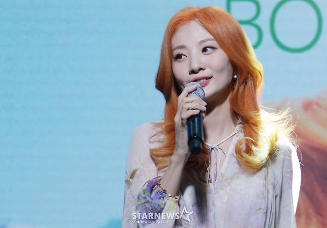 볼빨간사춘기 가수 안지영이 20일 오후 온라인 생중계로 진헹된 새 미니앨범 'Seoul'(서울) 발매기념 쇼케이스에서 신곡을 선보이고  있다.  'Seoul'은 꿈을 그리던 순간부터 더 이상 무언가를 채워 넣을 자신이 없었던 순간까지도 꽤 오랜 시간을 그대로 있어준 서울을 스케치북에 그려 넣고 색을 채워가듯이 아름답게 표현한 앨범이다. /사진제공=쇼파르엔터테인먼트 2022.04.20