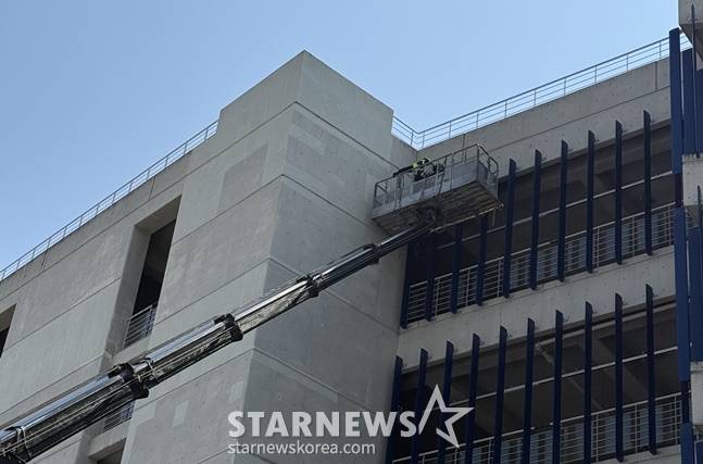 1일 창원NC파크 외벽에 설치된 알루미늄 루버에 대한 점검이 진행 중이다. /사진=양정웅 기자