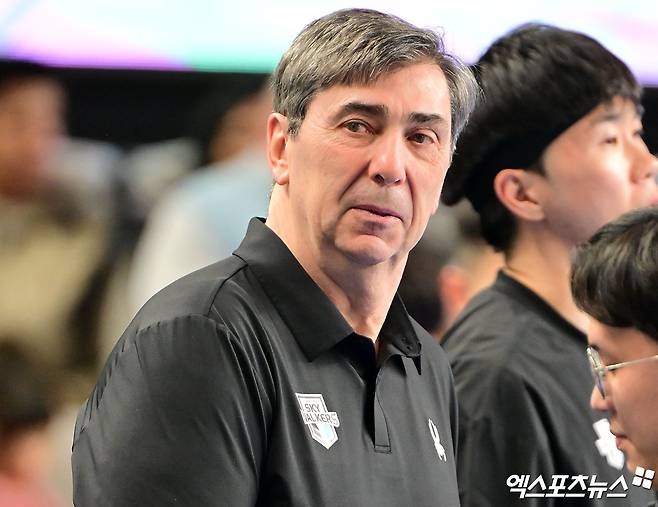 필립 블랑 현대캐피탈 감독이 1일 천안유관순체육관에서 열린 도드람 2024-2025 V리그 남자부 챔피언 결정전(5전 3승제) 1차전에서 대한항공을 상대로 3-1 승리를 거뒀다. 사진 엑스포츠뉴스 김한준 기자