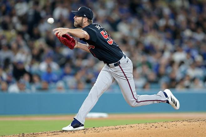 2일 미국 캘리포니아주 로스앤젤레스의 다저스타디움에서 열린 2025 미국프로야구 메이저리그 애틀랜타 브레이브스와 LA 다저스의 경기, 다저스가 3:1로 승리하면서 1958년 연고 이전 후 처음으로 개막 7연승을 질주했다. 애틀랜타 선발 크리스 세일이 공을 힘차게 던지고 있다. AFP 연합뉴스