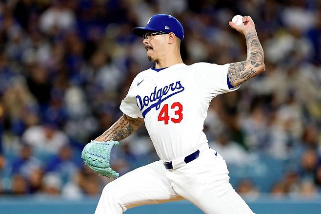 2일 미국 캘리포니아주 로스앤젤레스의 다저스타디움에서 열린 2025 미국프로야구 메이저리그 애틀랜타 브레이브스와 LA 다저스의 경기, 다저스가 3:1로 승리하면서 1958년 연고 이전 후 처음으로 개막 7연승을 질주했다. 6회초 다저스 앤서니 반다가 공을 힘차게 던지고 있다. AFP 연합뉴스