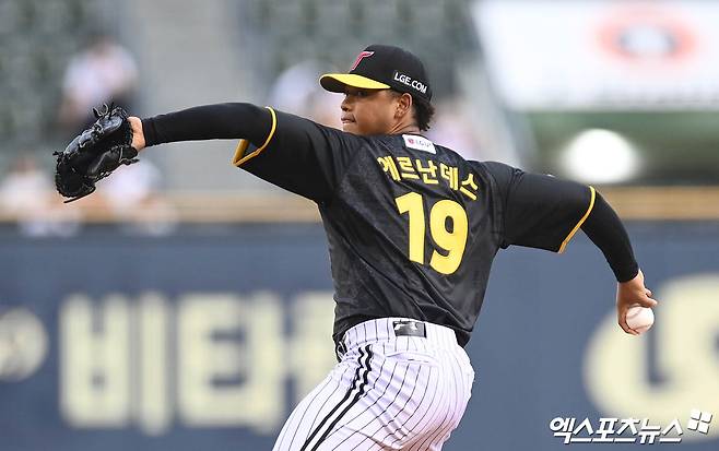 LG 투수 에르난데스는 2일 수원 KT위즈파크에서 열린 '2025 신한 SOL Bank KBO 리그' KT와 정규시즌 첫 번째 맞대결에서 선발 등판했다. 경기 초반 난조를 보이며 ⅔이닝 8실점으로 일찌감치 마운드에서 물러났다. 엑스포츠뉴스 DB
