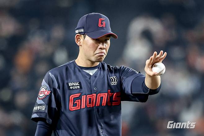 롯데 자이언츠 좌완 영건 김진욱이 2일 대전 한화생명 볼파크에서 열린 2025 신한 SOL Bank KBO리그 한화 이글스와의 팀 간 1차전에 선발등판, 5.1이닝 2실점 1자책 호투로 승리투수가 됐다. 사진 롯데 자이언츠
