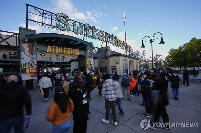 서터 헬스 파크를 찾은 새크라멘토 야구팬들. [AP=연합뉴스]