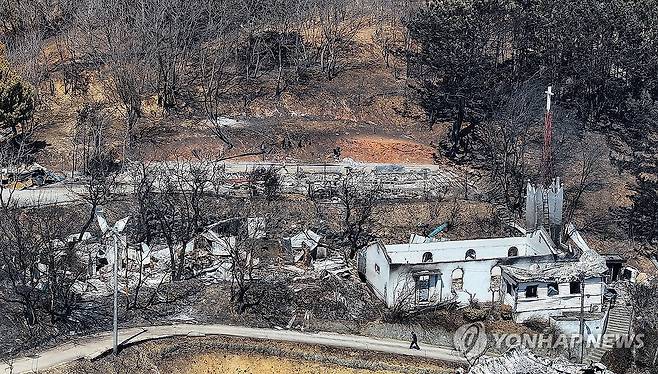 산불에 쑥대밭 된 마을, 피해조사 한창 (영덕=연합뉴스) 윤관식 기자 = 1일 경북 영덕군 영덕읍 석리 한 마을이 산불로 쑥대밭이 된 가운데 한국LPG사업관리원 관계자가 피해 상황을 조사하고 있다. 2025.4.1 psik@yna.co.kr