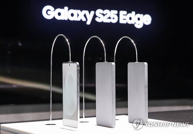 삼성전자, 갤럭시 언팩 2025서 XR기기 '프로젝트 무한' 전시 (서울=연합뉴스) 22일(현지시간) 미국 새너제이 SAP센터에서 열린 상반기 '갤럭시 언팩 2025'에서 공개된 '갤럭시 S25 엣지'(왼쪽부터), '갤럭시 S24 울트라 모형', '갤럭시 S23 울트라 모형'. 2025.1.23 [삼성전자 제공. 재판매 및 DB 금지] photo@yna.co.kr