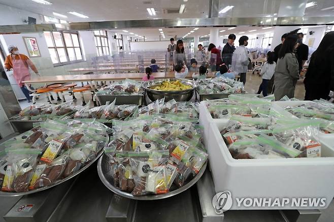빵과 과일로 준비 학교 급식과 돌봄 등에 종사하는 대전학교비정규직 연대회의가 총파업에 돌입한 2023년 3월 31일 대전시 중구 선화동 중앙초등학교에서 학교 관계자들이 대체 급식을 준비하고 있다. [연합뉴스 자료사진]