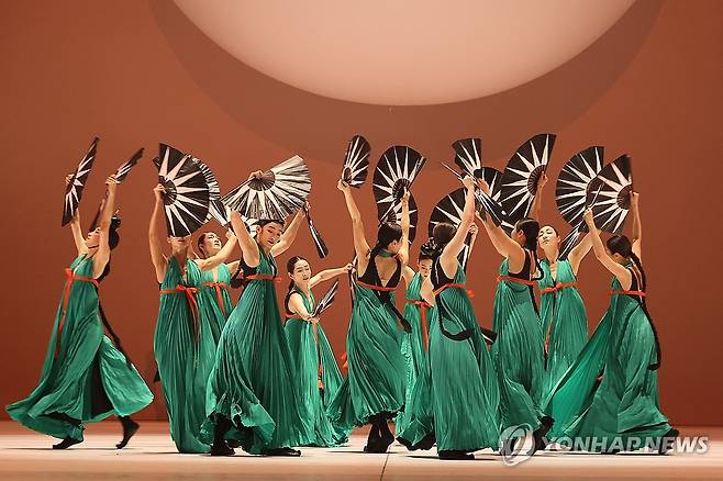 국립무용단의 화려한 부채춤 (서울=연합뉴스) 류효림 기자 = 2일 서울 중구 국립극장에서 열린 국립무용단 '미인' 프레스콜에서 단원들이 주요 장면을 시연하고 있다. 2025.4.2 ryousanta@yna.co.kr