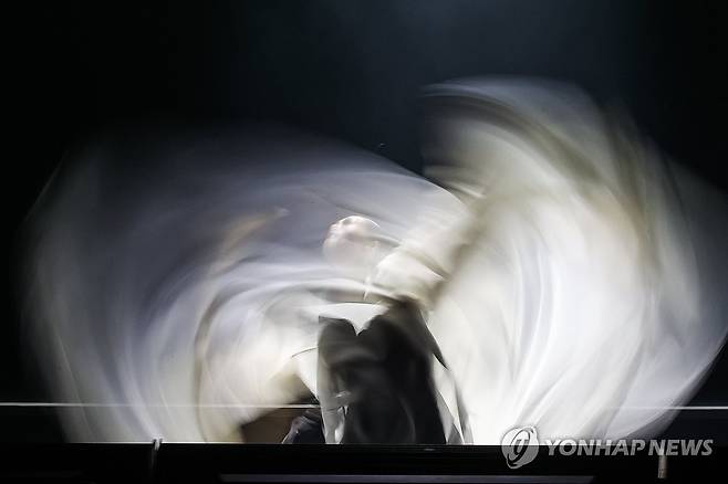 눈을 뗄 수 없는 국립무용단 '미인' 무대 (서울=연합뉴스) 류효림 기자 = 2일 서울 중구 국립극장에서 열린 국립무용단 '미인' 프레스콜에서 단원들이 주요 장면을 시연하고 있다. 2025.4.2 ryousanta@yna.co.kr