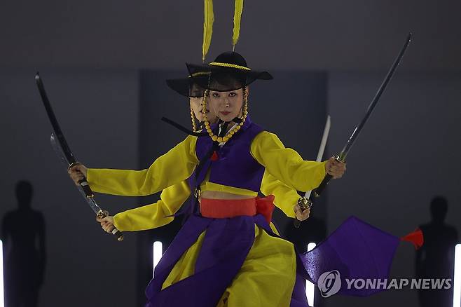 국립무용단 '미인' 프레스콜 (서울=연합뉴스) 류효림 기자 = 2일 서울 중구 국립극장에서 열린 국립무용단 '미인' 프레스콜에서 단원들이 주요 장면을 시연하고 있다. 2025.4.2 ryousanta@yna.co.kr