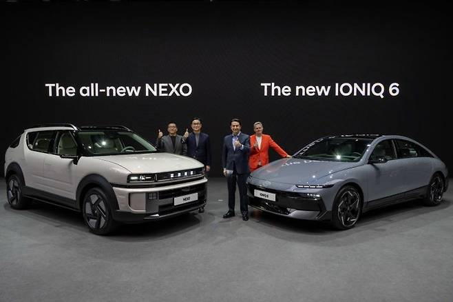 3일(목) 경기 고양시 킨텍스 제1전시관에서 열린 ‘2025 서울모빌리티쇼’ 현대자동차관 보도발표회에서 현대외장디자인1팀 최홍석 책임연구원(왼쪽부터), 국내사업본부장 정유석 부사장, 대표이사 호세 무뇨스, 현대디자인센터장 사이먼 로스비 전무가 디 올 뉴 넥쏘, 더 뉴 아이오닉 6와 함께 기념촬영을 하고 있다.사진=현대차