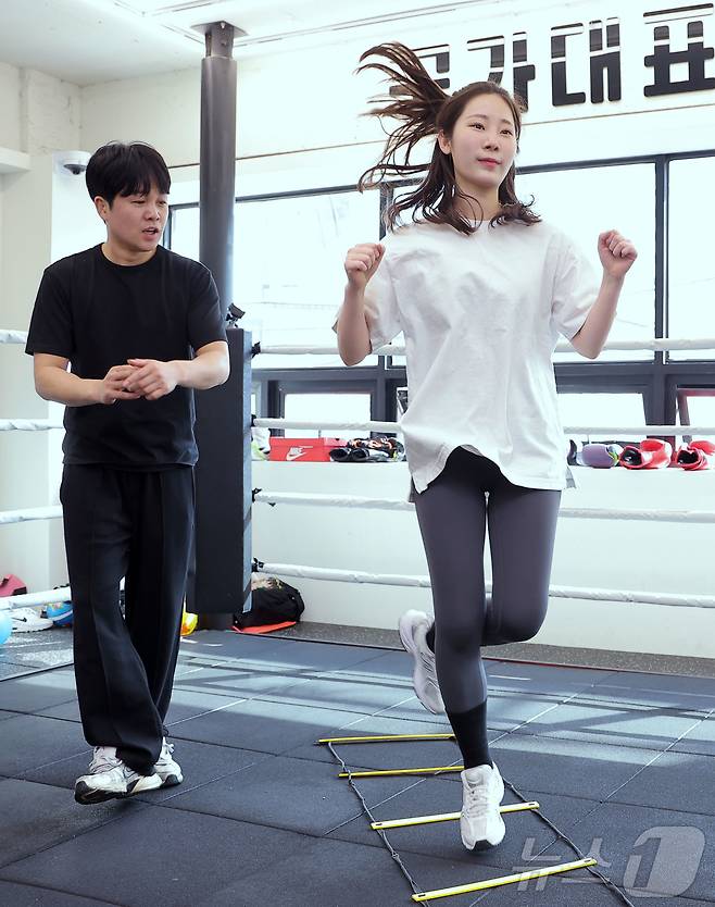 2014 인천 아시안게임 라이트플라이급 금메달리스트 신종훈 관장이 26일 오후 서울 광진구 뚝섬로 신종훈 국가대표 복싱센터에서 필라테스 강사이자 센터 관원인 변슬미 씨를 지도하고 있다. 2025.3.27/뉴스1 ⓒ News1 박정호 기자