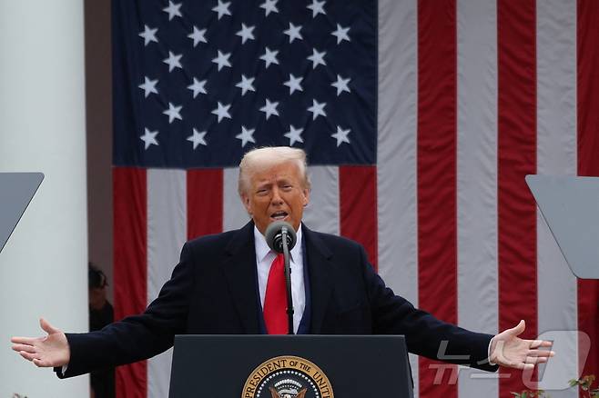 도널드 트럼프 미국 대통령이 2일(현지시간) 미국 워싱턴DC 백악관 로즈가든에서 "오늘은 미국 해방의 날＂이라면서 ＂역사적 상호관세에 서명할 것＂이라고 밝히고 있다. ⓒ 로이터=뉴스1