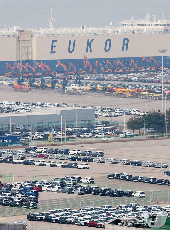 도널드 트럼프 미국 대통령이 예고한 상호 관세 발표가 하루 앞으로 다가온 2일 경기 평택시 포승읍 평택항 자동차전용부두에 수출용 차량들이 세워져 있다.  2025.4.2/뉴스1 ⓒ News1 김영운 기자