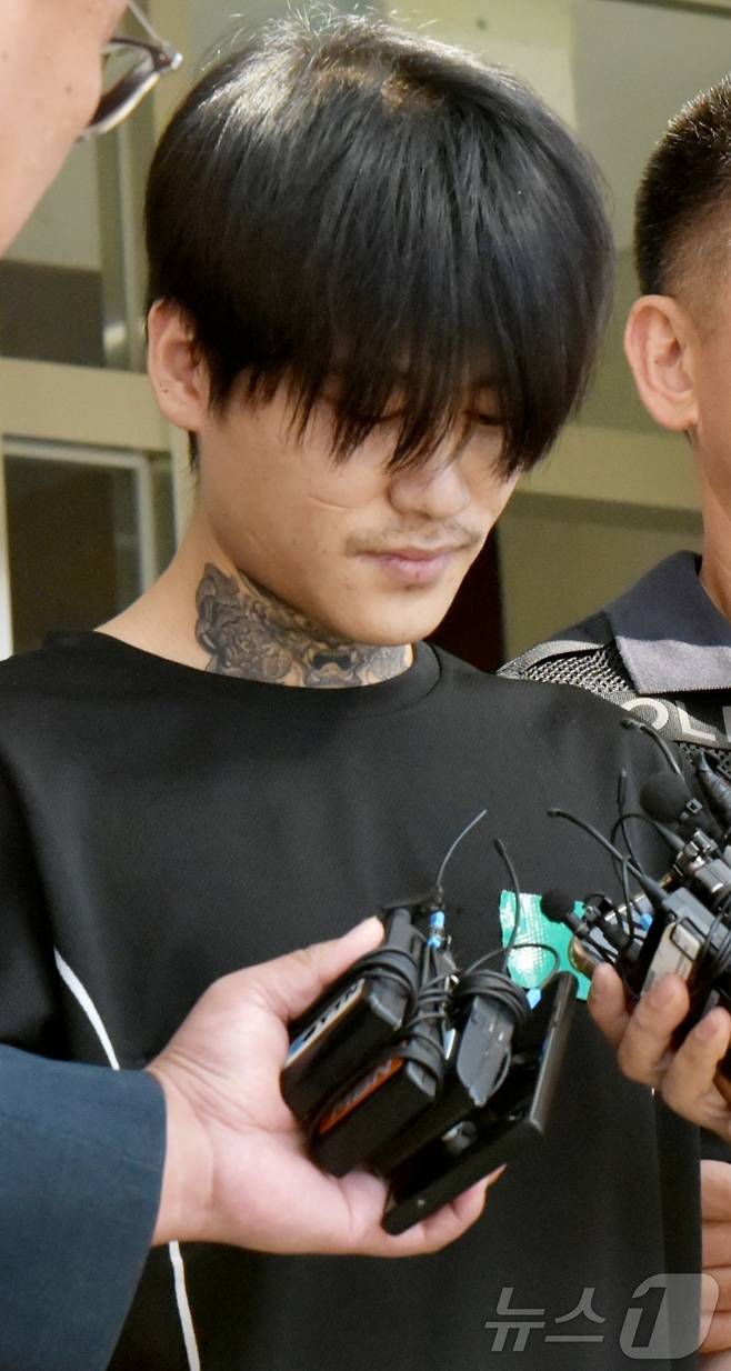 전남 순천 도심에서 일면식도 없는 10대 여성을 살해한 박대성이 지난해 10월4일 오전 순천경찰서 중앙 현관 앞에서 취재진의 질문에 묵묵부답하고 있다.2024.10.4/뉴스1 ⓒ News1 김동수 기자