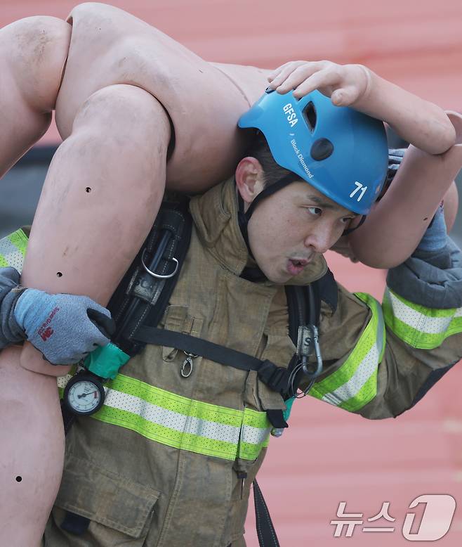 3일 오전 경기 용인시 처인구 경기도소방학교에서 열린 '2025년 경기도 소방기술경연대회'에서 참가자가 '최강 소방관' 종목에서 기량을 뽐내고 있다. 2025.4.3/뉴스1 ⓒ News1 김영운 기자