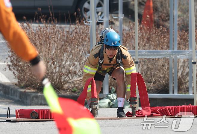 3일 오전 경기 용인시 처인구 경기도소방학교에서 열린 '2025년 경기도 소방기술경연대회'에서 참가자가 '최강 소방관' 종목에서 기량을 뽐내고 있다. 2025.4.3/뉴스1 ⓒ News1 김영운 기자