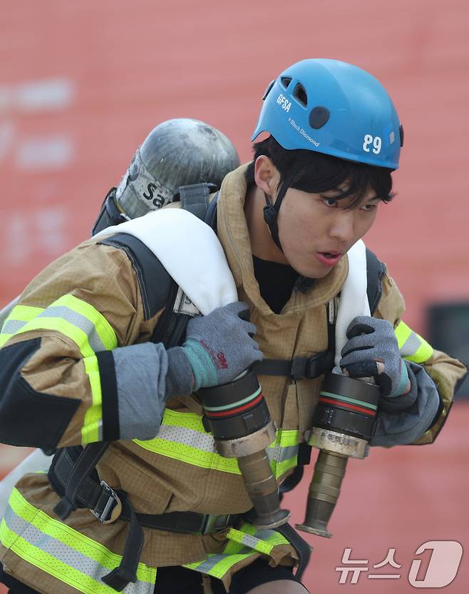 3일 오전 경기 용인시 처인구 경기도소방학교에서 열린 '2025년 경기도 소방기술경연대회'에서 참가자가 '최강 소방관' 종목에서 기량을 뽐내고 있다. 2025.4.3/뉴스1 ⓒ News1 김영운 기자