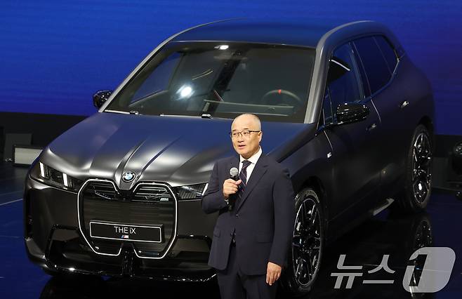 한상윤 BMW 그룹 코리아 대표이사 사장이 3일 경기도 고양시 킨텍스에서 열린 2025 서울모빌리티쇼에서 BMW THE iX 등을 공개하고 있다. 2025.4.3/뉴스1 ⓒ News1 김명섭 기자