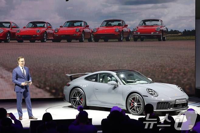 3일 경기도 고양시 킨텍스에서 열린 2025 서울모빌리티쇼에서 마티아스 부세 포르쉐코리아 대표가 포르쉐 신형 911을 공개하고 있다.. 2025.4.3/뉴스1 ⓒ News1 김명섭 기자