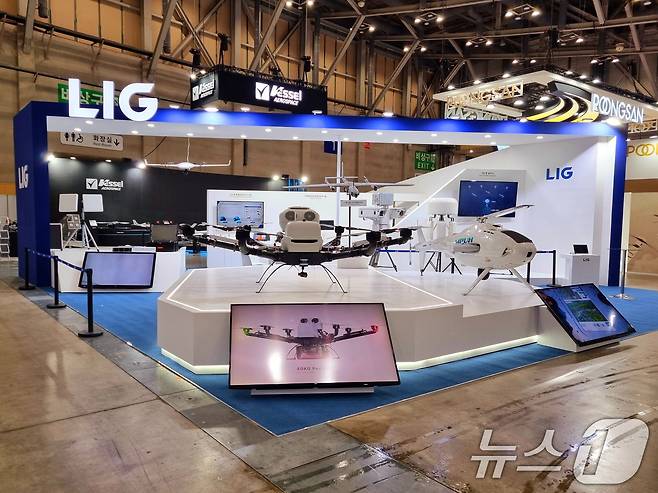 LIG넥스원이 부산 벡스코에서 개최되는 '드론쇼코리아(DSK) 2025'에 참가해 미래 전장의 게임체인저로 주목받고 있는 드론의 모든 분야를 아우르는 종합 솔루션을 선보인다고 26일 밝혔다. 사진은 LIG넥스원 홍보부스. (LIG넥스원 제공. 재판매 및 DB 금지) 2025.2.26/뉴스1