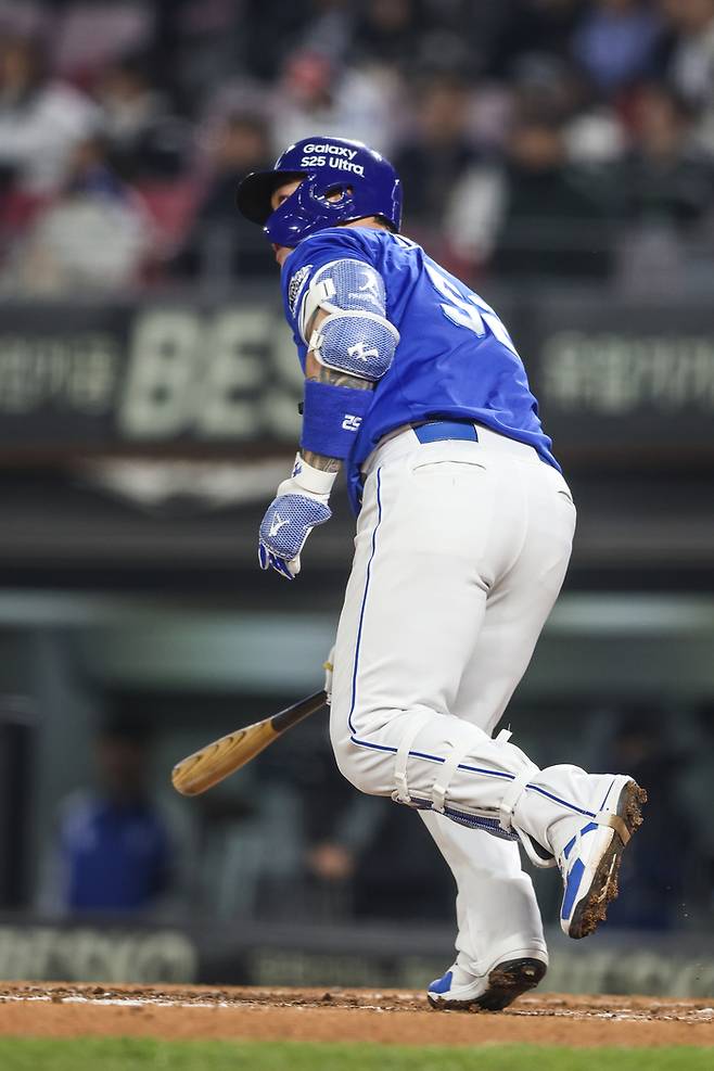 삼성 박병호가 2일 광주-기아 챔피언스 필드에서 열린 2025 KBO리그 KIA전에서 8회초 역전 2타점 적시 2루타를 때리고 있다. 통산 58호 250 2루타를 기록했고, 23호 3000루타도 일궜다. 사진 | 삼성 라이온즈