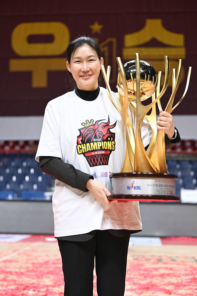 BNK 박정은 감독이 부산 사직체육관에서 열린 하나은행 2024~2025 여자프로농구 챔피언결정전 3차전 우리은행과 경기에서 승리하며 우승을 차지한 후 트로피를 들고 포즈를 취했다. 사진 | WKBL