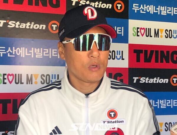3일 경기 전 취재진과 인터뷰를 갖는 두산 베어스 이승엽 감독. 잠실=사진┃이형주 기자