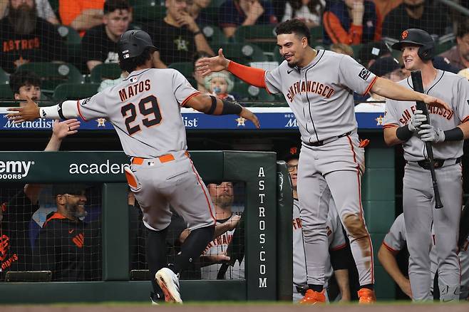 루이스 마토스가 2회초 중월 솔로홈런을 터뜨리고 들어오자 윌리 아다메스가 격하게 환영하고 있다. AFP연합뉴스