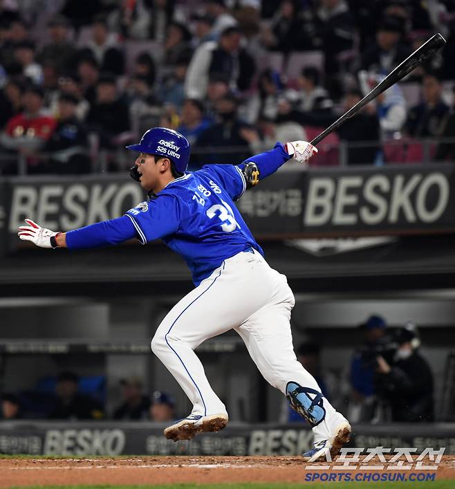 4회 승부를 원점으로 돌린 삼성 김영웅의 동점 적시타.