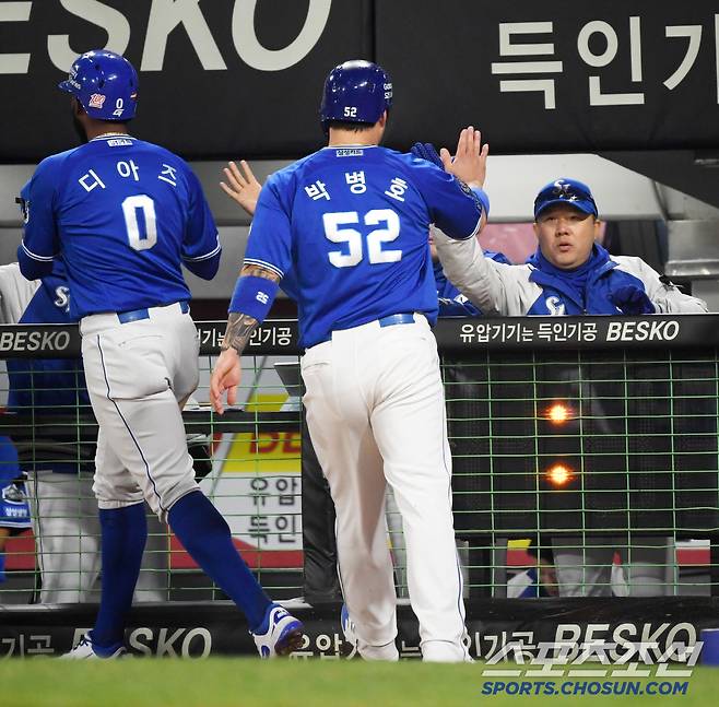 김영웅 적시타 때 득점한 디아즈와 박병호가 박진만 감독과 하이파이브를 하고 있다.
