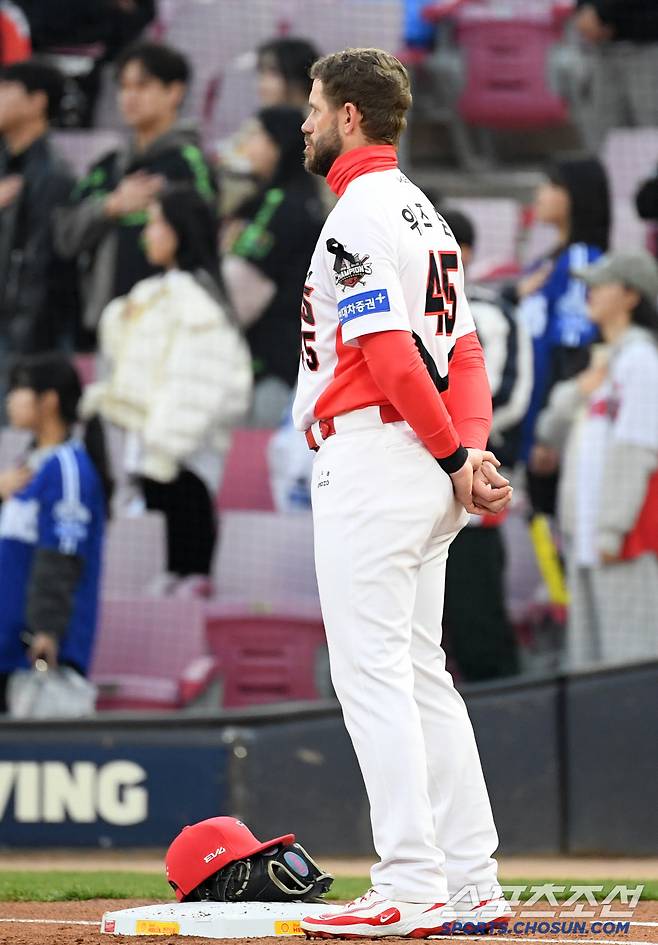 경기 시작 직전 KIA 1루수 위즈덤은 창원 NC파크 구조물 사고 희생자를 추모했다.