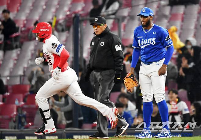 1루 베이스 돌며 풍선껌 부는 위즈덤.