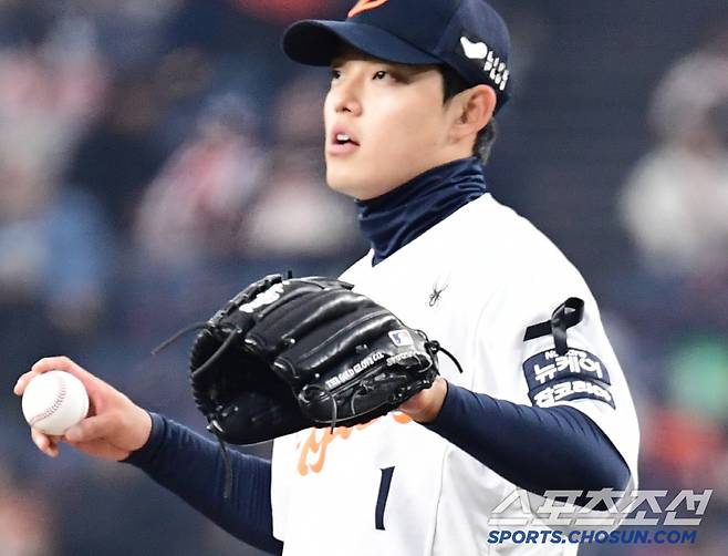 2일 대전 한화생명 볼파크에서 열린 KBO리그 한화와 롯데의 경기. 창원NC파크에서 발생한 구조물 추락 사고 희생자 애도 근조 리본 착용한 문동주. 대전=송정헌 기자songs@sportschosun.com/2025.04.02/