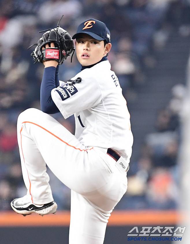 2일 대전 한화생명 볼파크에서 열린 KBO리그 한화와 롯데의 경기. 선발 투구하고 있는 한화 문동주. 대전=송정헌 기자songs@sportschosun.com/2025.04.02/