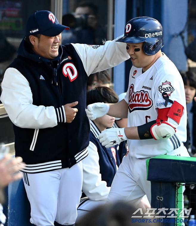 3일 잠실야구장에서 열린 키움과 두산의 경기, 1회말 2사 1,2루 두산 양의지가 선제 3점홈런을 치고 박석민 코치와 기쁨을 나누고 있다. 잠실=허상욱 기자 wook@sportschosun.com/2025.04.03/