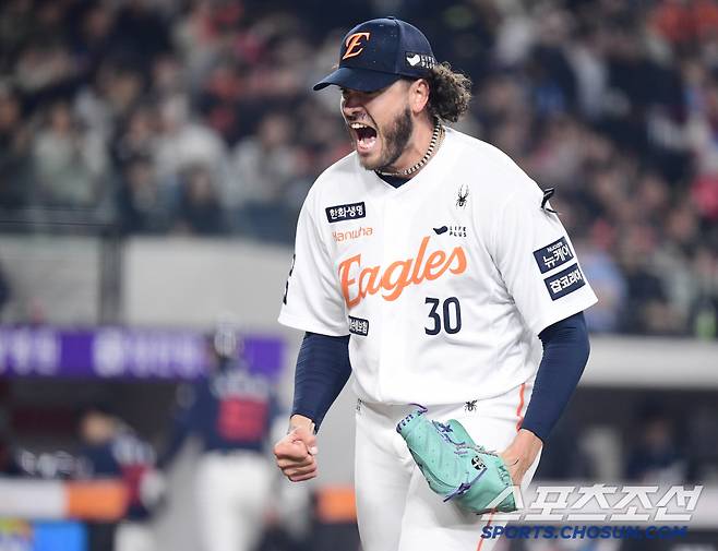3일 대전 한화생명 볼파크에서 열린 KBO리그 한화와 롯데의 경기. 7회 실점 위기를 넘기며 포효하는 한화 선발 폰세. 대전=송정헌 기자songs@sportschosun.com/2025.04.03/