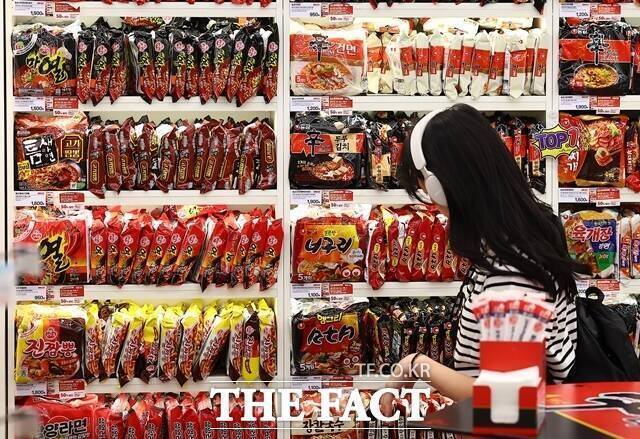 도널드 트럼프 미국 대통령이 한국 제품에 대해 상호관세 25%를 부과하겠다는 계획을 발표한 가운데 해외 시장 공략에 집중하고 있는 국내 식품업계가 대응책을 고심하고 있다. 사진은 서울 마포구 CU 홍대상상마당점에서 라면을 고르는 한 외국인 관광객 모습 /뉴시스