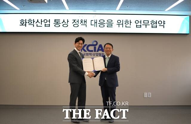 엄찬왕 한국화학산업협회 부회장(왼쪽)과 강명수 삼일PwC 센터장이 2일 화학산업의 통상업무 지원을 위한 MOU 체결식에서 기념 촬영을 하고 있다. /한국화학산업협회