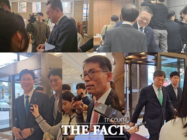 회장과 행장들은 대부분 취재진의 질문에 답하지 않고 밝은 미소를 띄며 2층 컨퍼런스 장소로 입장했다. (왼쪽부터 차례대로) 정상혁 신한은행장, 정진완 우리은행장, 강태영 농협은행장, 김성태 기업은행장, 황병우 iM뱅크 은행장. /중구=이선영 기자