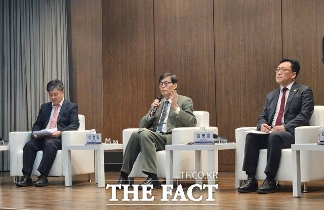 3일 서울 중구 은행회관에서 오후 4시 40분부터 진행된 특별 대담 세션에서 이창용 한국은행 총재가 발언하고 있다. /중구=이선영 기자